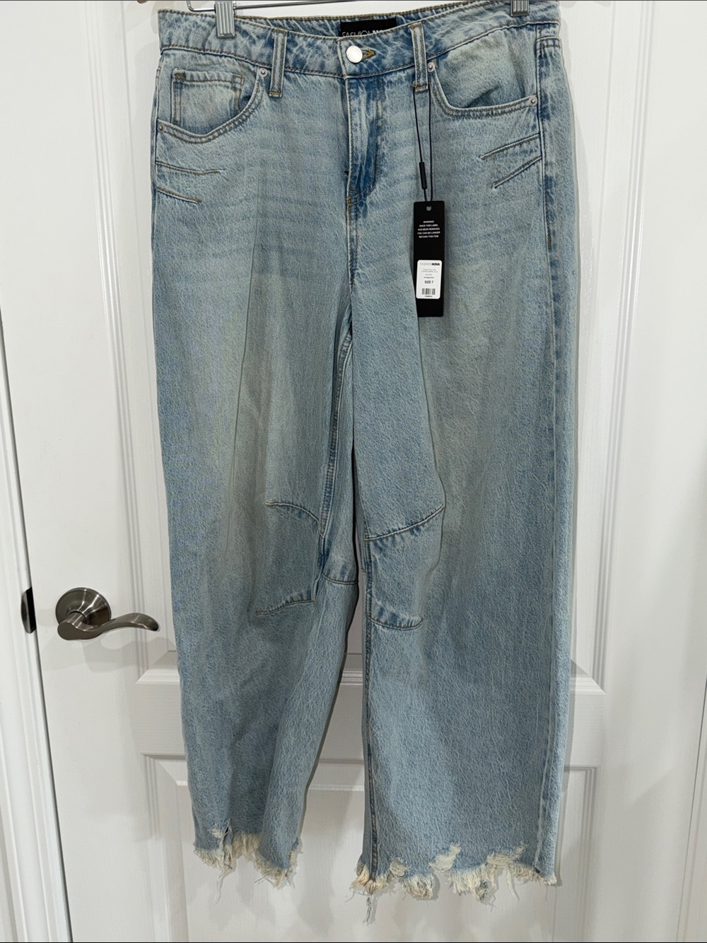 Fashion Nova Patron Fray Hem cropped barrel jean vintage wash size 7 NWT